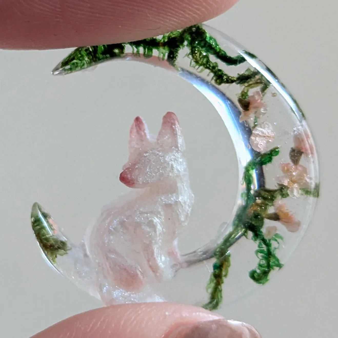 Dije de zorro con luna en plata con flores preservadas